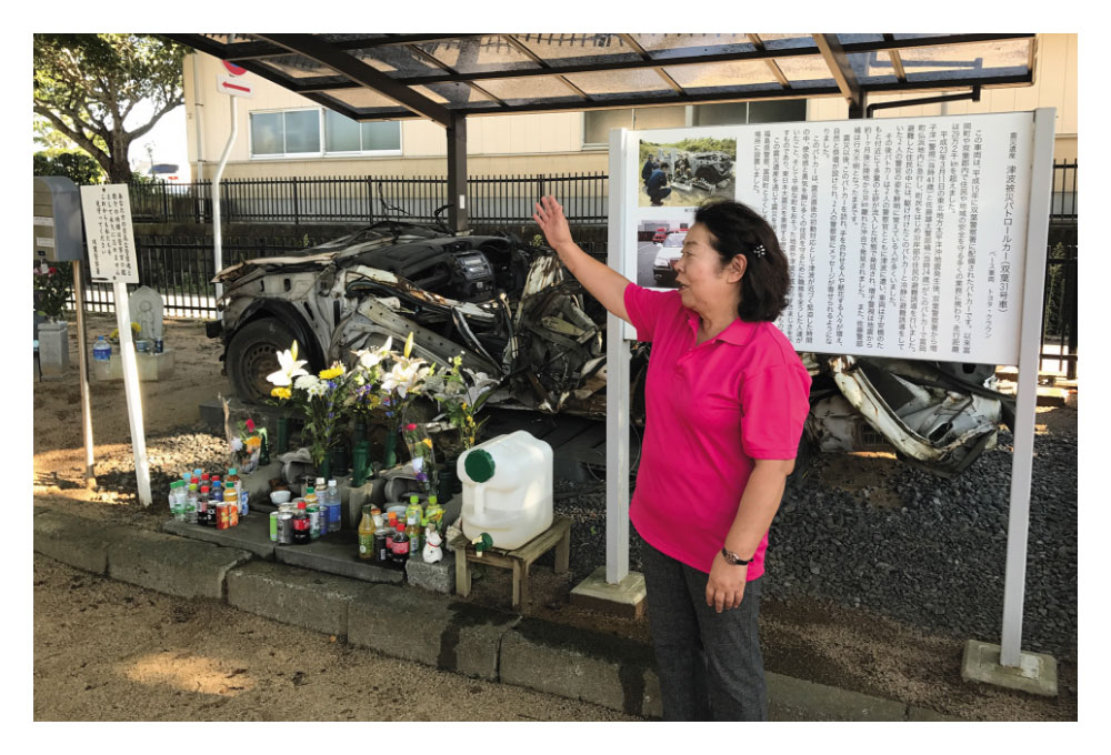 津波で流されてきた車について説明する語り部さん